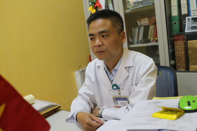 Con hay g&atilde;i ngứa, ăn g&igrave; cũng kh&ocirc;ng b&eacute;o, mẹ đưa đi kh&aacute;m mới t&aacute; hỏa v&igrave; ấu tr&ugrave;ng giun trong m&aacute;u