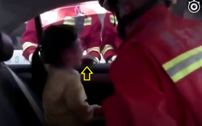 Đừng bao giờ để trẻ em một m&igrave;nh trong &ocirc; t&ocirc;, d&ugrave; chỉ 1 ph&uacute;t