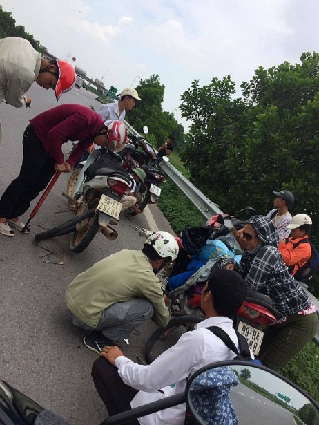 Hàng trăm xe máy, ô tô dính 'bẫy' đinh tặc trên cao tốc Hà Nội - Bắc Giang