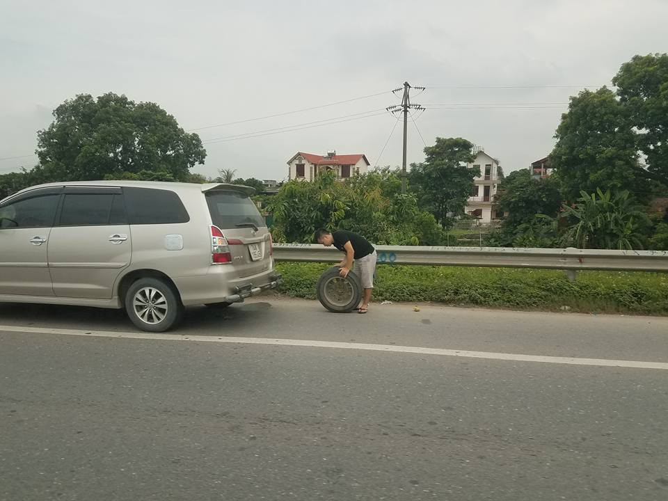 Hàng trăm xe máy, ô tô dính 'bẫy' đinh tặc trên cao tốc Hà Nội - Bắc Giang