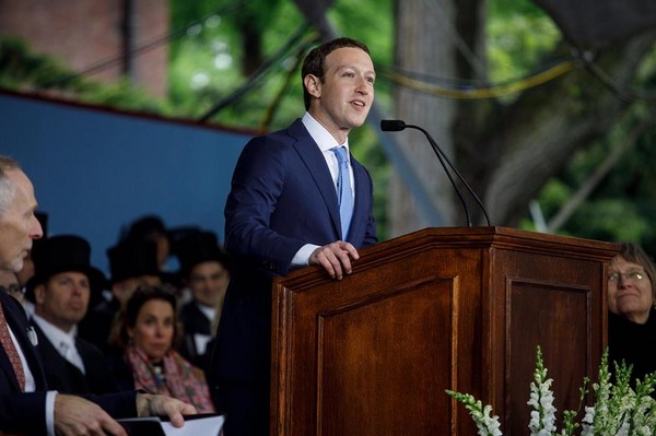 V&igrave; sao Mark Zuckerberg từng suốt cả năm chỉ đeo một chiếc c&agrave; vạt?