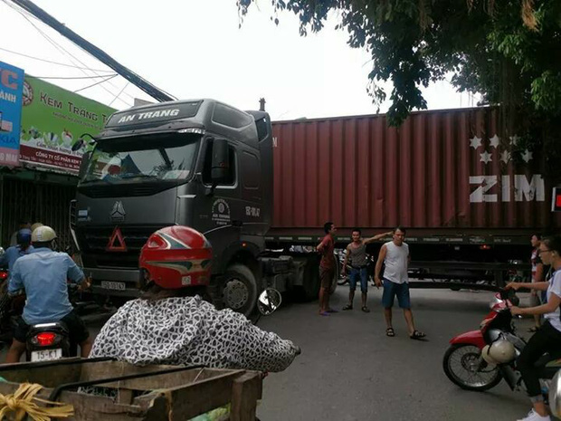 Container quay đầu chắn ngang đường, d&acirc;n bất chấp nguy hiểm thi nhau chui gầm
