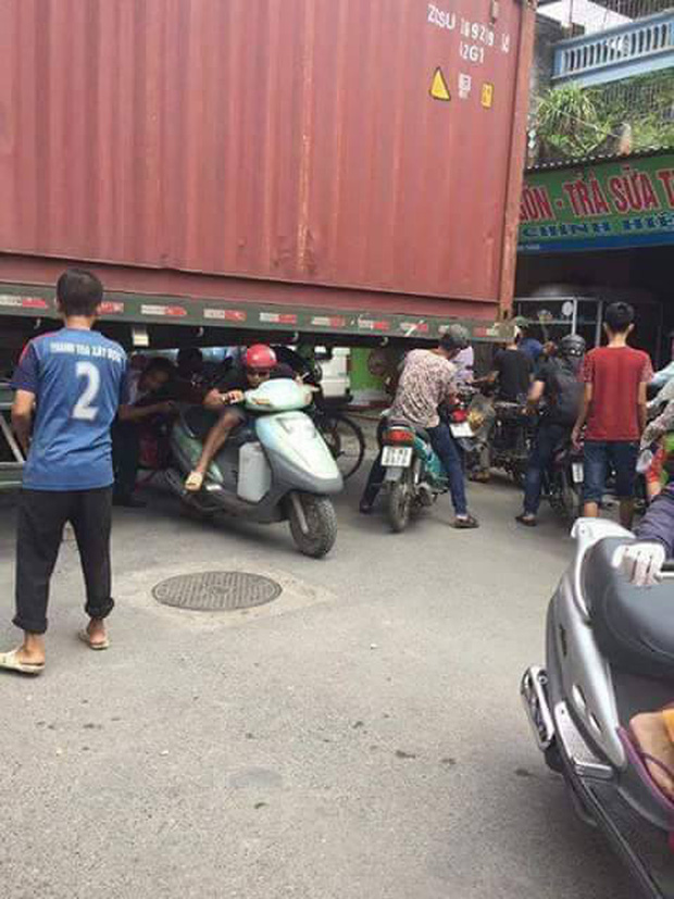 Container quay đầu chắn ngang đường, d&acirc;n bất chấp nguy hiểm thi nhau chui gầm