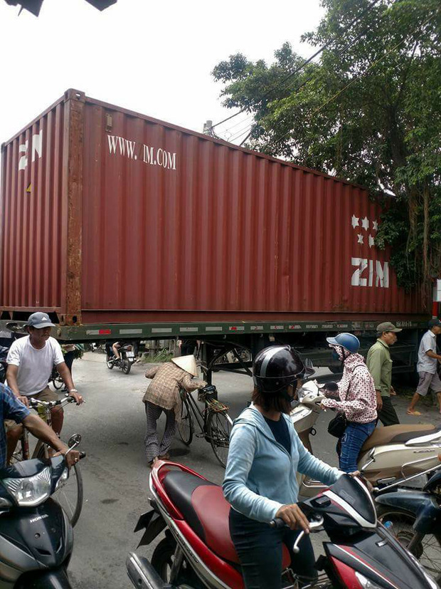 Container quay đầu chắn ngang đường, d&acirc;n bất chấp nguy hiểm thi nhau chui gầm