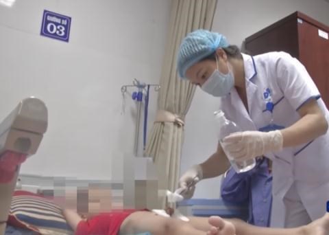 H&eacute; lộ nguy&ecirc;n nh&acirc;n vụ h&agrave;ng loạt trẻ bị s&ugrave;i m&agrave;o g&agrave; sau cắt bao quy đầu ở Hưng Y&ecirc;n
