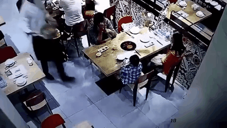 Đ&oacute; l&agrave; l&yacute; do bạn đừng bao giờ để con ngồi ở vị tr&iacute; gần nồi lẩu v&agrave; lối ra v&agrave;o