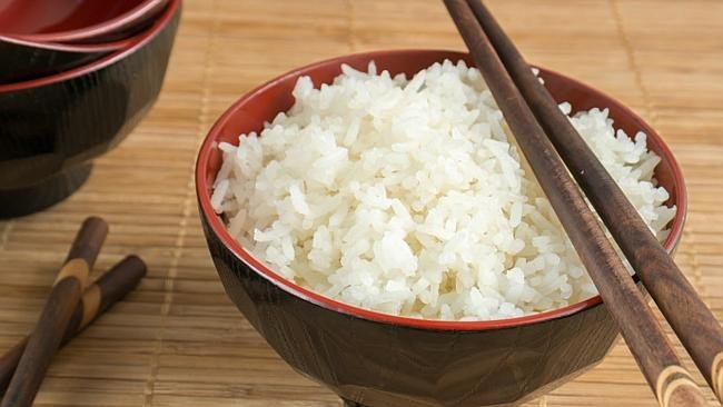 B&eacute; 2 tuổi đ&atilde; lo&eacute;t dạ d&agrave;y v&igrave; th&oacute;i quen chăm con bảo thủ của cha mẹ