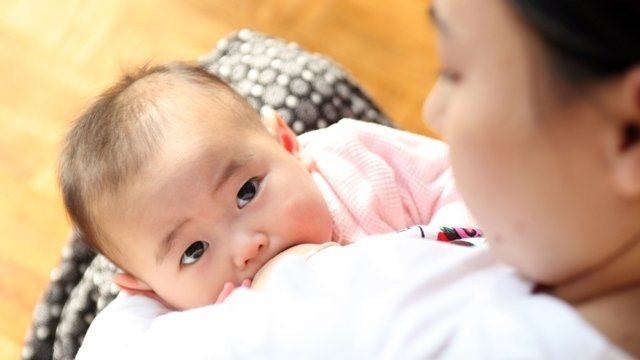 Cứ nghĩ l&agrave; tốt nhưng mẹ kh&ocirc;ng biết hậu quả kinh khủng của việc cho con uống nước lọc sớm