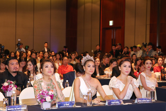 Xinh đẹp như nữ ho&agrave;ng, Hoa hậu Phạm Hương lộng lẫy 'lấn &aacute;t' d&agrave;n th&iacute; sinh Hoa hậu ho&agrave;n vũ 2017