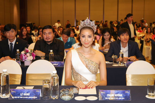 Xinh đẹp như nữ ho&agrave;ng, Hoa hậu Phạm Hương lộng lẫy 'lấn &aacute;t' d&agrave;n th&iacute; sinh Hoa hậu ho&agrave;n vũ 2017