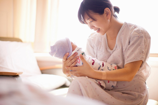 Kh&ocirc;ng l&agrave;m điều n&agrave;y, mẹ sau sinh đau lưng cả đời