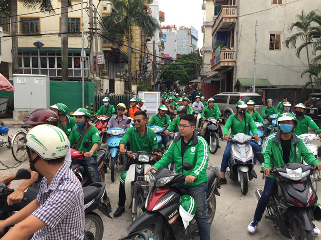 80% sinh vi&ecirc;n, cử nh&acirc;n ra trường hiện đang chạy xe cho Uber, Grab