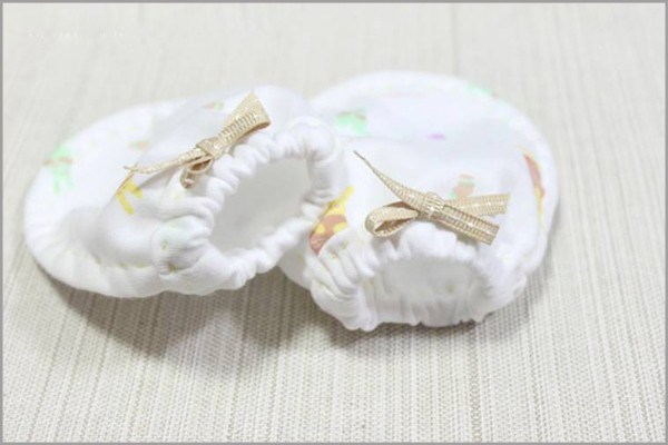 Ai cũng tưởng đeo bao tay cho trẻ l&agrave; cần thiết, h&oacute;a ra đ&acirc;y l&agrave; thứ vừa v&ocirc; dụng vừa g&acirc;y hại
