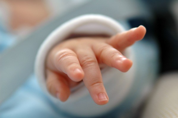 Ai cũng tưởng đeo bao tay cho trẻ l&agrave; cần thiết, h&oacute;a ra đ&acirc;y l&agrave; thứ vừa v&ocirc; dụng vừa g&acirc;y hại