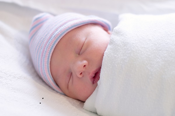Ai cũng tưởng đeo bao tay cho trẻ l&agrave; cần thiết, h&oacute;a ra đ&acirc;y l&agrave; thứ vừa v&ocirc; dụng vừa g&acirc;y hại