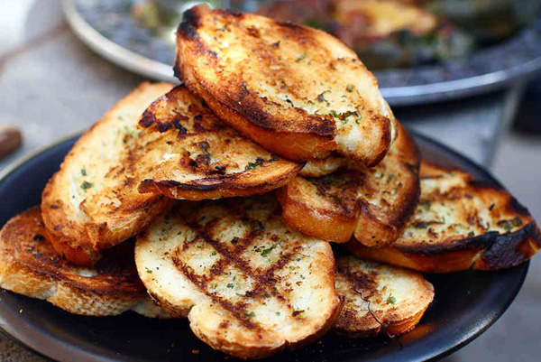 4. B&aacute;nh m&igrave; l&agrave;m gia tăng cholesterol xấu  Theo c&aacute;c nghi&ecirc;n cứu, bột b&aacute;nh m&igrave; c&oacute; thể l&agrave;m gia tăng một loại cholesterol xấu c&oacute; li&ecirc;n quan đến bệnh tim mạch l&agrave; cholesterol LDL tới 60% trong khoảng 12 tuần.  Nhiều người cho rằng cholesterol sản sinh bởi chất b&eacute;o nhưng thủ phạm cũng c&oacute; thể l&agrave; l&uacute;a m&igrave; v&agrave; những chiếc b&aacute;nh m&igrave; tưởng chừng v&ocirc; hại ch&uacute;ng ta sử dụng h&agrave;ng ng&agrave;y.