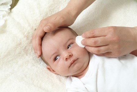 B&eacute; g&aacute;i 16 ng&agrave;y tuổi mắt nổi bong b&oacute;ng, lo&eacute;t thủng gi&aacute;c mạc v&igrave; 'mẹo' nhỏ sữa mẹ v&agrave;o mắt