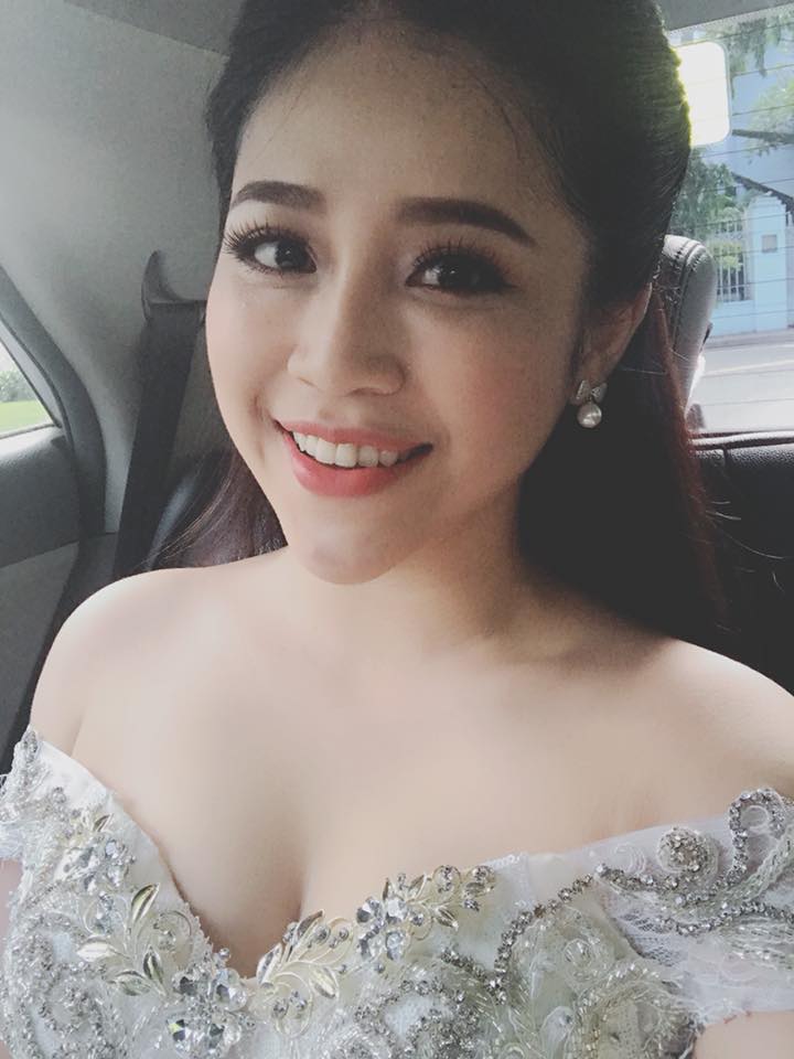 Với ngoại h&igrave;nh nhỏ nhắn, gương mặt dễ thương, sự xuất hiện của Vy tr&ecirc;n s&acirc;n khấu đ&atilde; &ldquo;đốn tim&rdquo; kh&ocirc;ng &iacute;t so&aacute;i ca ngồi tr&ecirc;n ghế n&oacute;ng. 