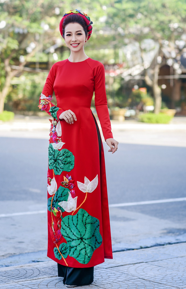 Jennifer Phạm đẹp rạng rỡ khi l&agrave;m MC trong tiệc chi&ecirc;u đ&atilde;i APEC