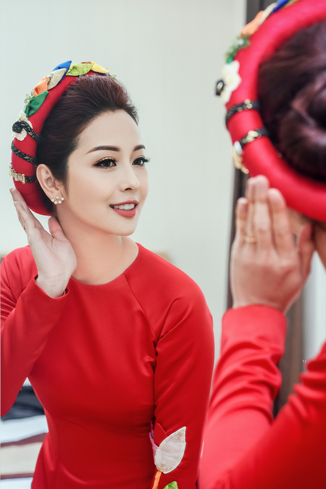 Jennifer Phạm đẹp rạng rỡ khi l&agrave;m MC trong tiệc chi&ecirc;u đ&atilde;i APEC