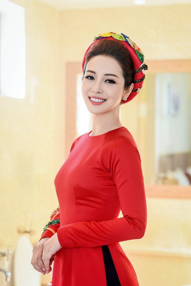 Jennifer Phạm đẹp rạng rỡ khi l&agrave;m MC trong tiệc chi&ecirc;u đ&atilde;i APEC