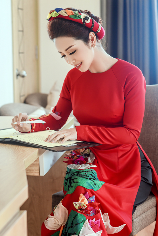 Jennifer Phạm đẹp rạng rỡ khi l&agrave;m MC trong tiệc chi&ecirc;u đ&atilde;i APEC