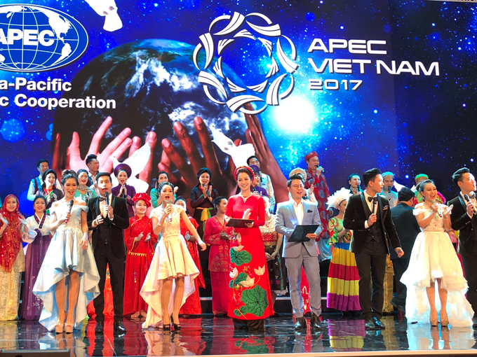 Jennifer Phạm đẹp rạng rỡ khi l&agrave;m MC trong tiệc chi&ecirc;u đ&atilde;i APEC