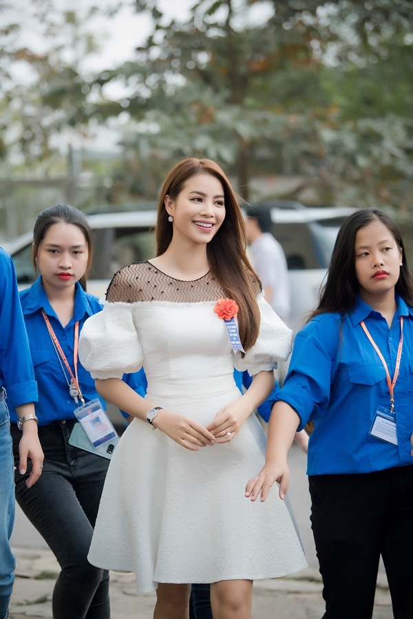 Hoa hậu Phạm Hương rạng rỡ nhảy Flashmob c&ugrave;ng 1000 sinh vi&ecirc;n tại H&agrave; Nội