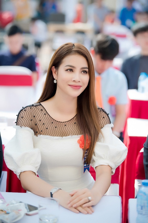 Hoa hậu Phạm Hương rạng rỡ nhảy Flashmob c&ugrave;ng 1000 sinh vi&ecirc;n tại H&agrave; Nội