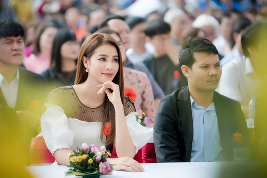 Hoa hậu Phạm Hương rạng rỡ nhảy Flashmob c&ugrave;ng 1000 sinh vi&ecirc;n tại H&agrave; Nội