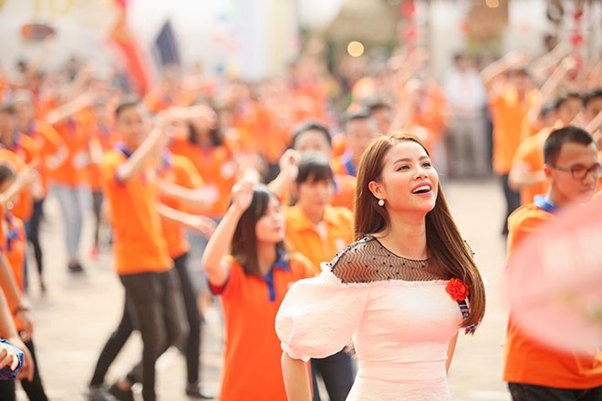 Hoa hậu Phạm Hương rạng rỡ nhảy Flashmob c&ugrave;ng 1000 sinh vi&ecirc;n tại H&agrave; Nội