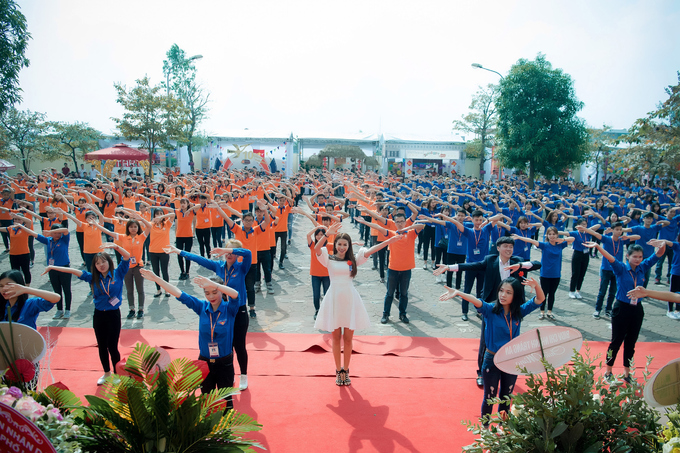 Hoa hậu Phạm Hương rạng rỡ nhảy Flashmob c&ugrave;ng 1000 sinh vi&ecirc;n tại H&agrave; Nội