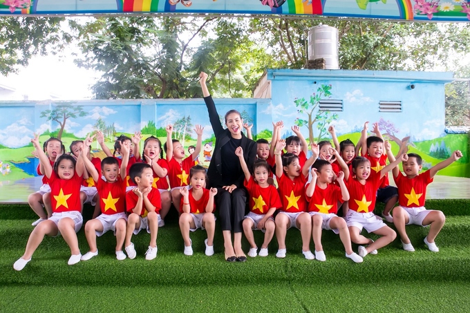 L&agrave; một hoa hậu thường xuy&ecirc;n l&agrave;m từ thiện, Phạm Hương đ&atilde; c&oacute; sự đồng cảm với rất nhiều phong tr&agrave;o thiện nguyện, t&igrave;nh nguyện của sinh vi&ecirc;n Đại Nam. Đ&acirc;y cũng l&agrave; l&yacute; do khiến c&ocirc; hứng th&uacute; được nhảy Flashmod với 1.000 sinh vi&ecirc;n tại đ&acirc;y. Trước đ&oacute;, hoa hậu Phạm Hương cũng đ&atilde; c&ugrave;ng c&aacute;c nh&agrave; t&agrave;i trợ trao tặng 300.000.000đ học bổng cho sinh vi&ecirc;n.