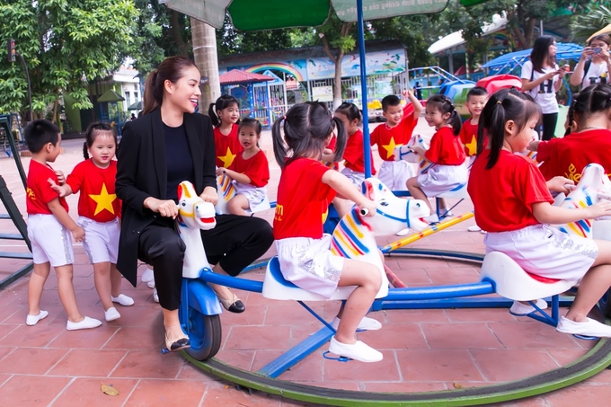 L&agrave; một hoa hậu thường xuy&ecirc;n l&agrave;m từ thiện, Phạm Hương đ&atilde; c&oacute; sự đồng cảm với rất nhiều phong tr&agrave;o thiện nguyện, t&igrave;nh nguyện của sinh vi&ecirc;n Đại Nam. Đ&acirc;y cũng l&agrave; l&yacute; do khiến c&ocirc; hứng th&uacute; được nhảy Flashmod với 1.000 sinh vi&ecirc;n tại đ&acirc;y. Trước đ&oacute;, hoa hậu Phạm Hương cũng đ&atilde; c&ugrave;ng c&aacute;c nh&agrave; t&agrave;i trợ trao tặng 300.000.000đ học bổng cho sinh vi&ecirc;n.