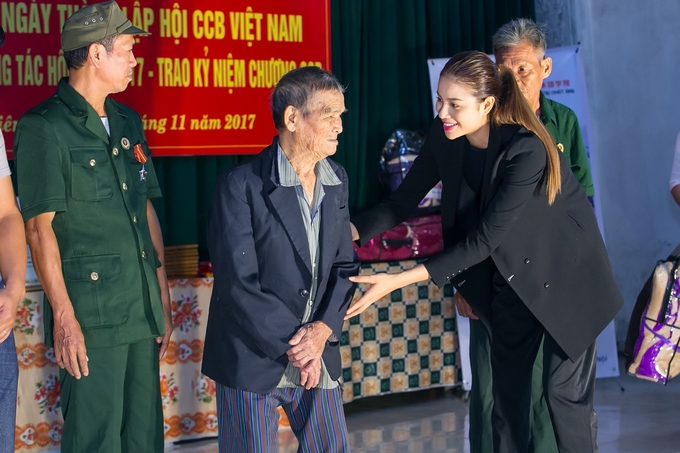 L&agrave; một hoa hậu thường xuy&ecirc;n l&agrave;m từ thiện, Phạm Hương đ&atilde; c&oacute; sự đồng cảm với rất nhiều phong tr&agrave;o thiện nguyện, t&igrave;nh nguyện của sinh vi&ecirc;n Đại Nam. Đ&acirc;y cũng l&agrave; l&yacute; do khiến c&ocirc; hứng th&uacute; được nhảy Flashmod với 1.000 sinh vi&ecirc;n tại đ&acirc;y. Trước đ&oacute;, hoa hậu Phạm Hương cũng đ&atilde; c&ugrave;ng c&aacute;c nh&agrave; t&agrave;i trợ trao tặng 300.000.000đ học bổng cho sinh vi&ecirc;n.