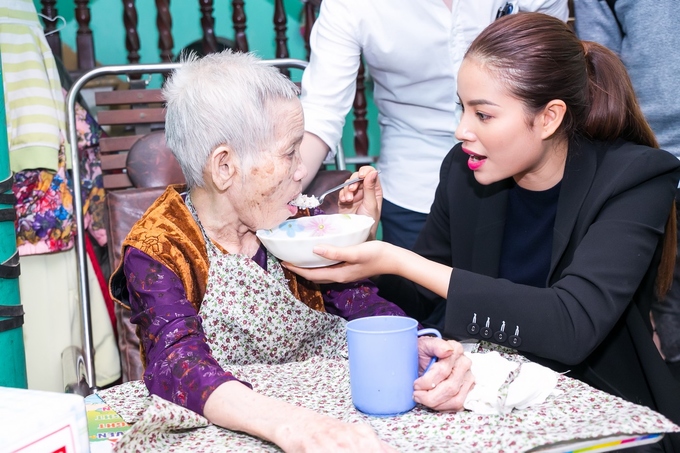L&agrave; một hoa hậu thường xuy&ecirc;n l&agrave;m từ thiện, Phạm Hương đ&atilde; c&oacute; sự đồng cảm với rất nhiều phong tr&agrave;o thiện nguyện, t&igrave;nh nguyện của sinh vi&ecirc;n Đại Nam. Đ&acirc;y cũng l&agrave; l&yacute; do khiến c&ocirc; hứng th&uacute; được nhảy Flashmod với 1.000 sinh vi&ecirc;n tại đ&acirc;y. Trước đ&oacute;, hoa hậu Phạm Hương cũng đ&atilde; c&ugrave;ng c&aacute;c nh&agrave; t&agrave;i trợ trao tặng 300.000.000đ học bổng cho sinh vi&ecirc;n.