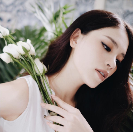 The Look h&eacute; lộ th&iacute; sinh: C&ocirc; g&aacute;i khiến cư d&acirc;n mạng sửng sốt v&igrave; qu&aacute; giống Phạm Hương
