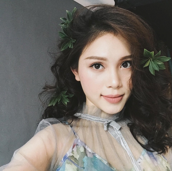 The Look h&eacute; lộ th&iacute; sinh: C&ocirc; g&aacute;i khiến cư d&acirc;n mạng sửng sốt v&igrave; qu&aacute; giống Phạm Hương