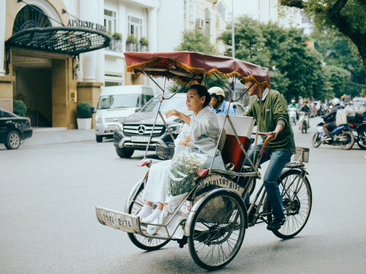 Rung động một H&agrave; Nội đẹp ngỡ ng&agrave;ng với c&uacute;c họa mi về tr&ecirc;n phố
