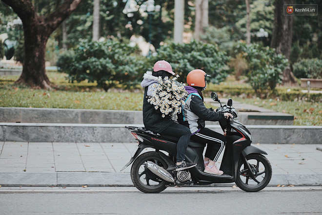 Rung động một H&agrave; Nội đẹp ngỡ ng&agrave;ng với c&uacute;c họa mi về tr&ecirc;n phố
