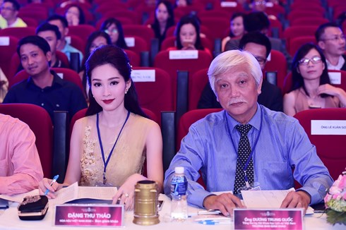 Nh&agrave; sử học Dương Trung Quốc: Ch&uacute;ng ta đ&atilde; qu&aacute; quan trọng những cuộc thi Hoa hậu