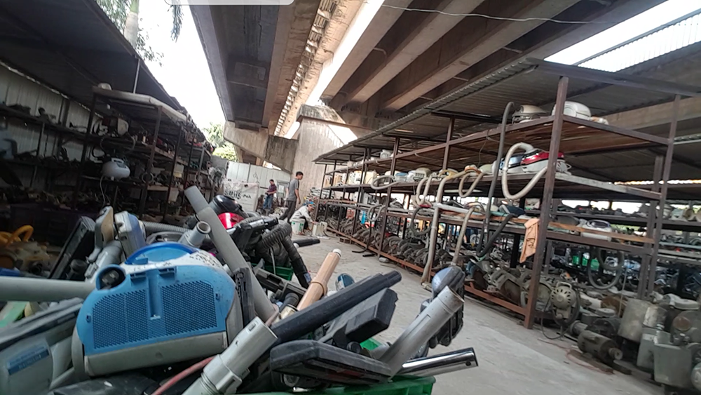 Th&acirc;m nhập 'si&ecirc;u thị đồ Nhật' dưới gầm cầu Thăng Long