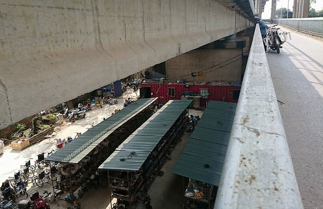 Th&acirc;m nhập 'si&ecirc;u thị đồ Nhật' dưới gầm cầu Thăng Long