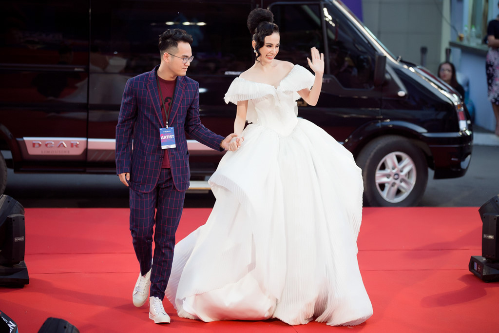 Angela Phương Trinh diện v&aacute;y ph&aacute;t s&aacute;ng 'chơi trội' tại MAMA 2017