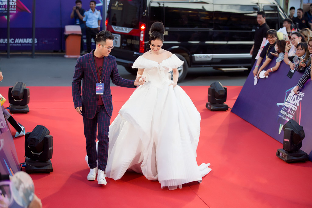 Angela Phương Trinh diện v&aacute;y ph&aacute;t s&aacute;ng 'chơi trội' tại MAMA 2017