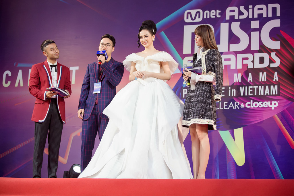 Angela Phương Trinh diện v&aacute;y ph&aacute;t s&aacute;ng 'chơi trội' tại MAMA 2017