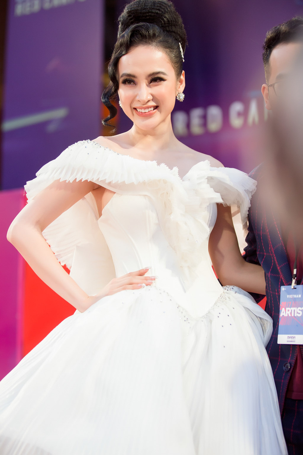 Angela Phương Trinh diện v&aacute;y ph&aacute;t s&aacute;ng 'chơi trội' tại MAMA 2017
