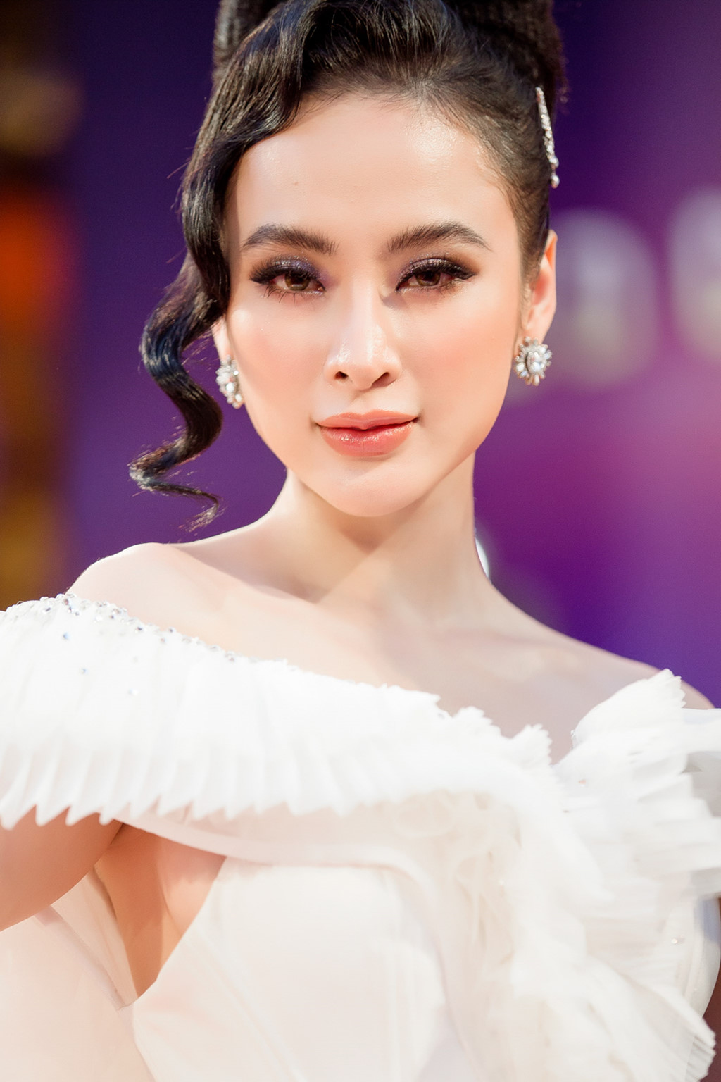 Angela Phương Trinh diện v&aacute;y ph&aacute;t s&aacute;ng 'chơi trội' tại MAMA 2017