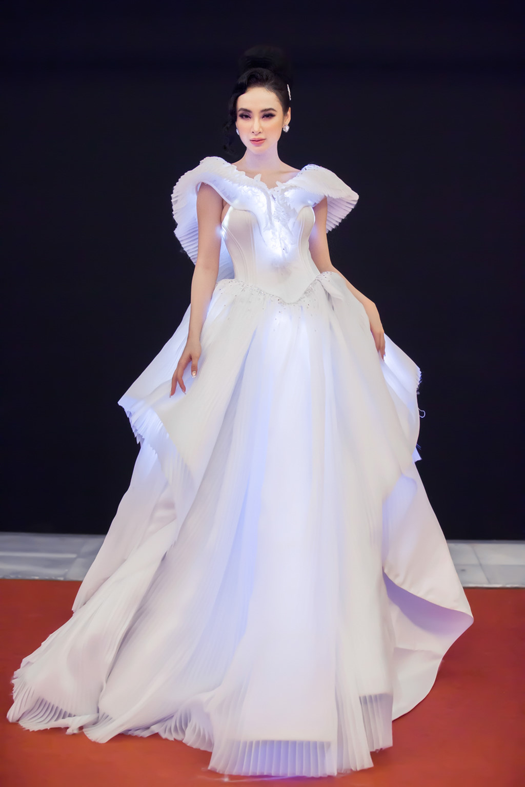 Angela Phương Trinh diện v&aacute;y ph&aacute;t s&aacute;ng 'chơi trội' tại MAMA 2017