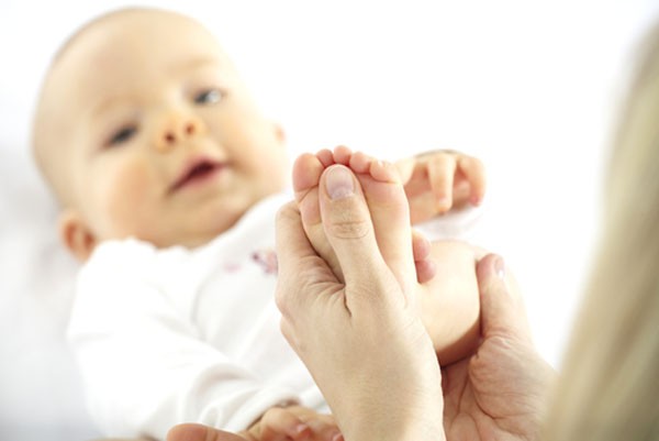 Con ho đờm, hắt hơi, sổ mũi.. mẹ lập tức d&ugrave;ng kh&aacute;ng sinh l&agrave; hại con